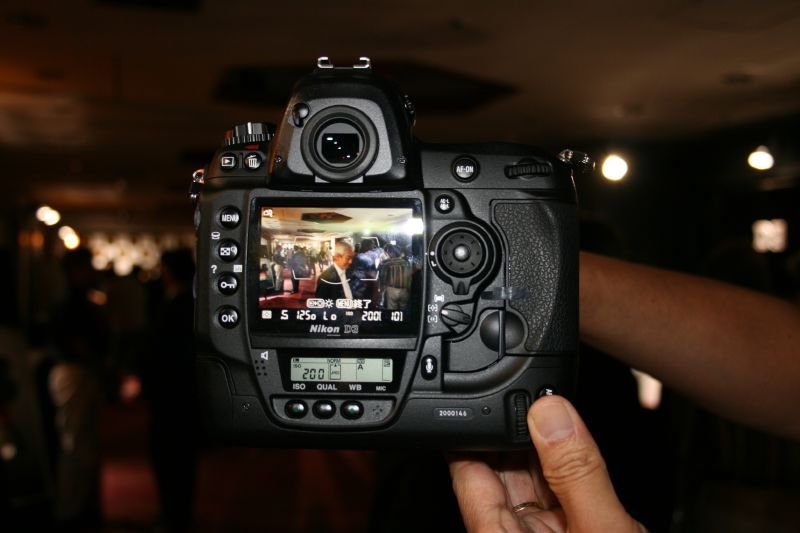 Illustration for article titled Hands On D3 and D300 Impressions: Beefy and Beautiful